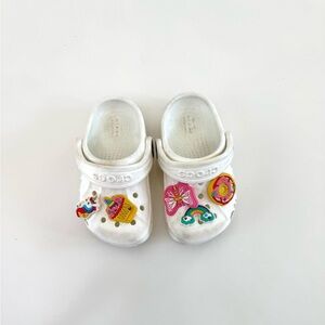 CROCS Kids White Slippers with Colorful Charms (Toddler)